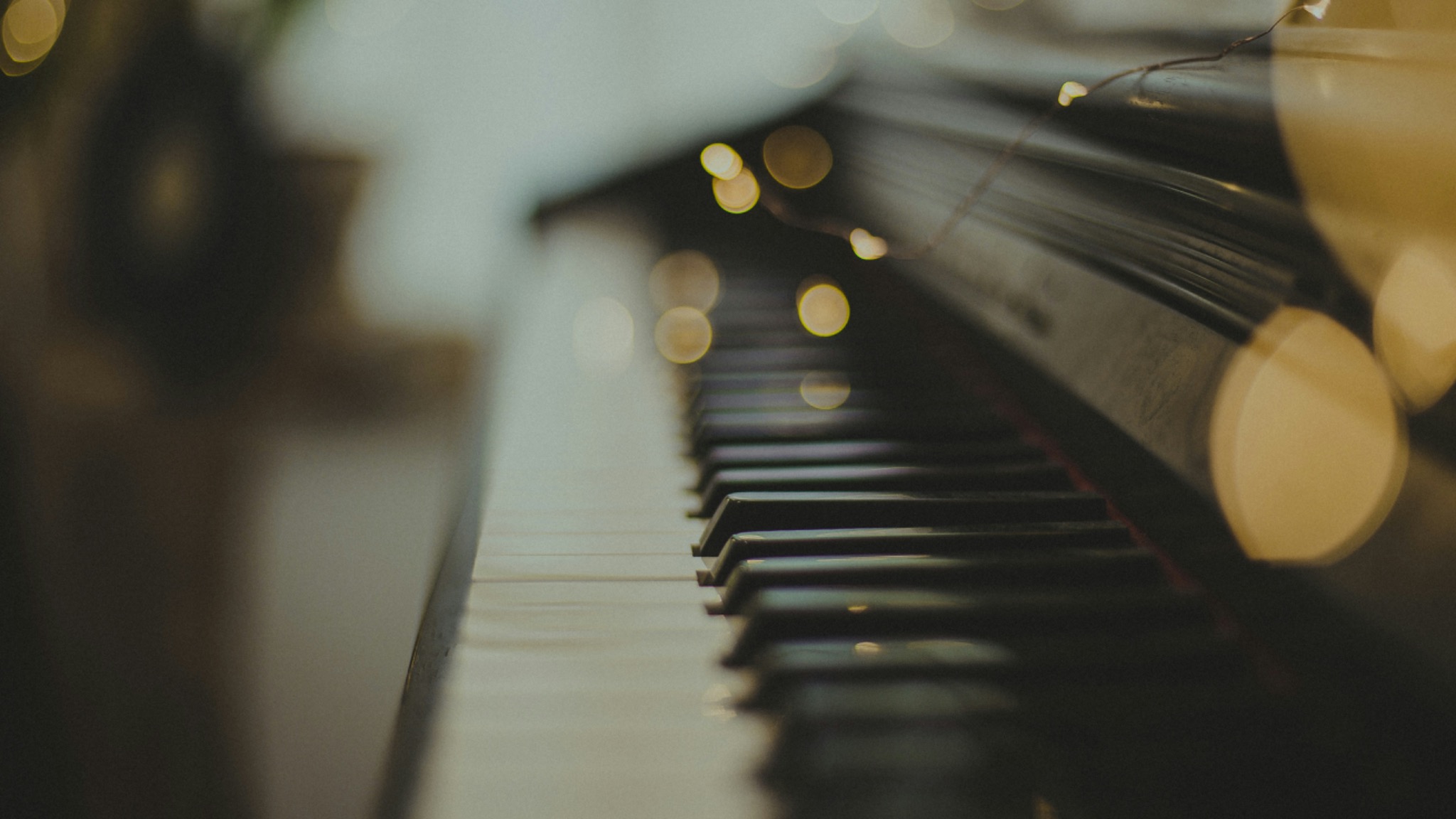 Piano toetsen in warme sfeer